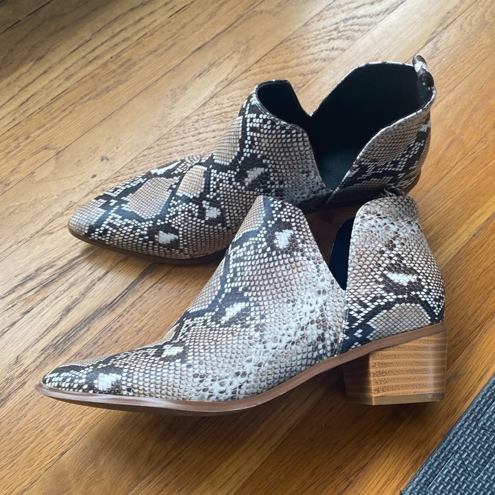 Snake Print Cut Out Ankle Bootie Size 9